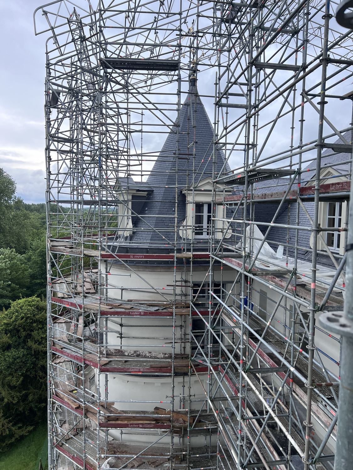 Vue d'ensemble de l'atelier — moulages et ornements en cours