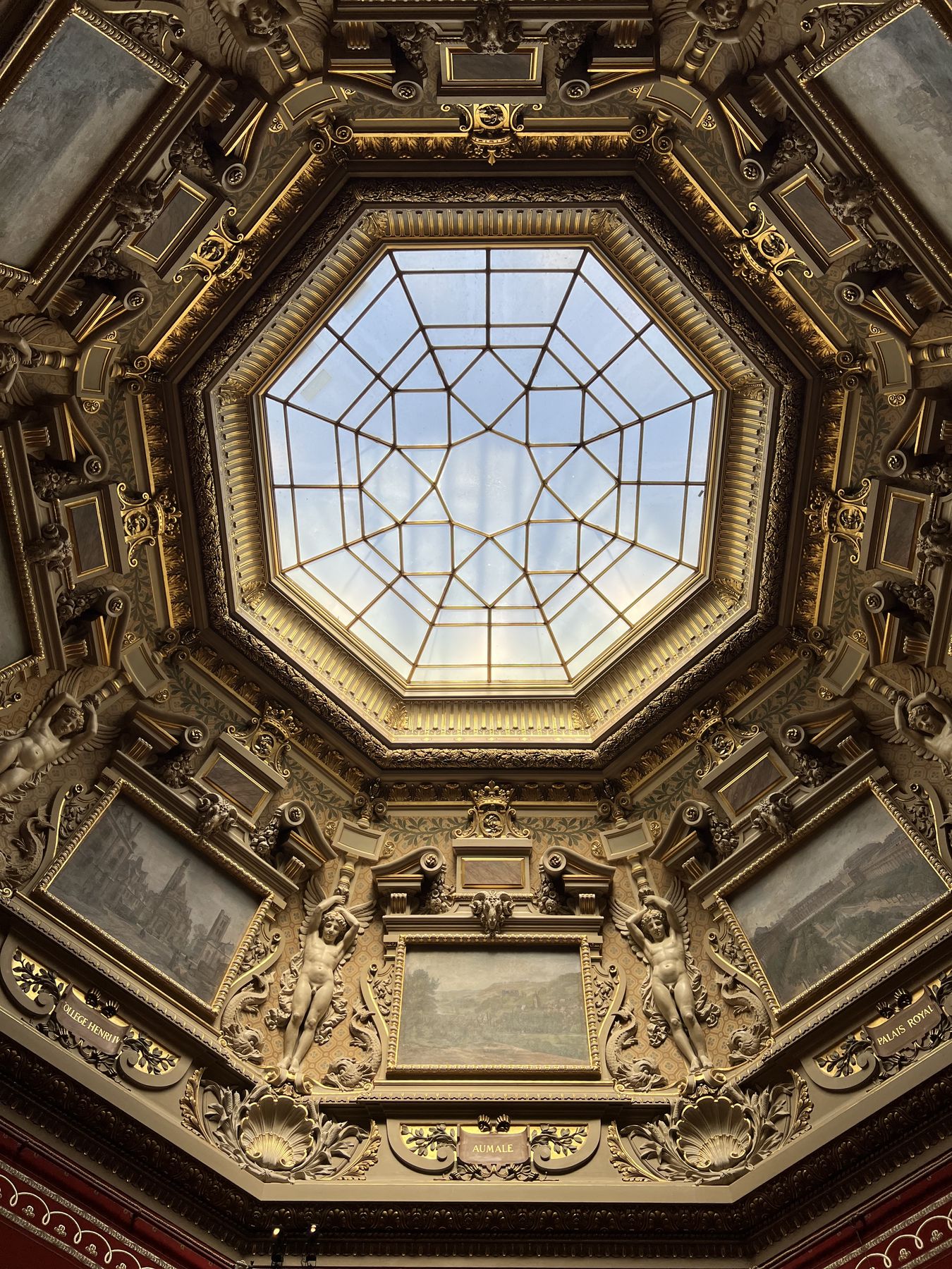 Dôme à caissons dorés et lanterneau octogonal — décor patrimonial